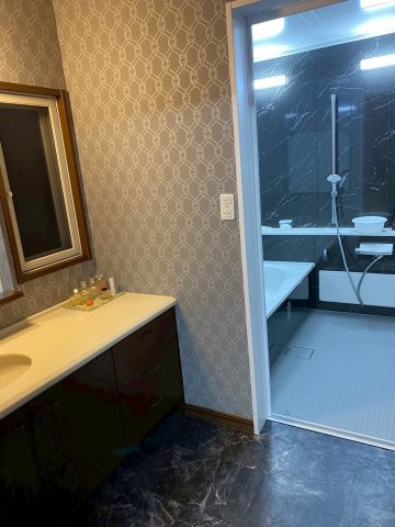 衣服の収納や脱ぎ着や整理整頓がしやすく、湿った衣類を乾燥させるスペースがありカビや臭いの発生を防ぎます。床の汚れを他の部屋に持ち込まず清潔を保つことができます。また快適な入浴環境の整備にも役立ちます。