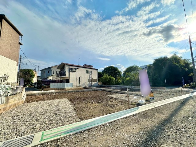 東武伊勢崎線の「独協大学前」駅徒歩約17分です。周辺施設も充実しており、学区の小中学校までどちらも500ｍ圏内です。是非現地ご覧ください♪
