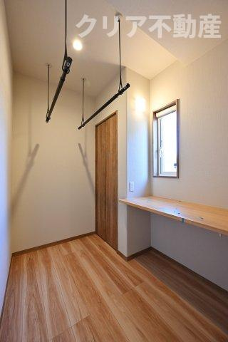 室内物干しやカウンターがついたランドリールーム