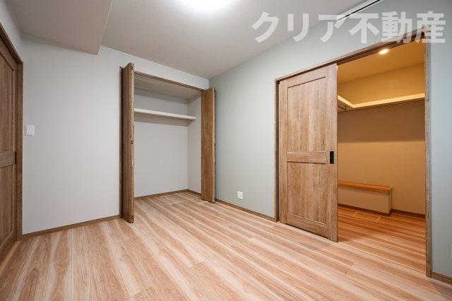 日当たりのよい寝室は大容量のウォークインクローゼット付き！