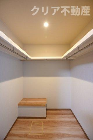 憧れのウォークインクローゼットでお洋服もたっぷり収納！