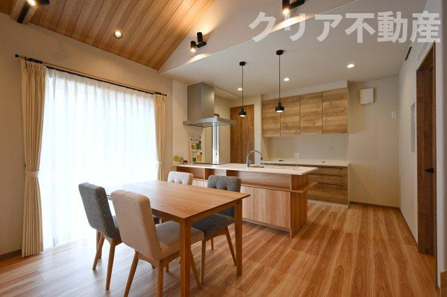 家族揃っての食事が楽しくなる広々としたダイニング♪