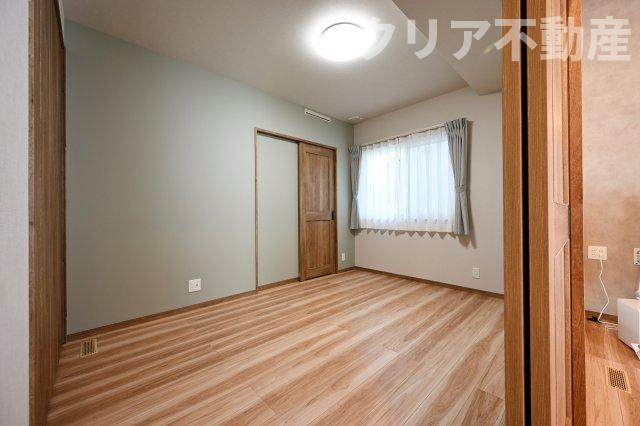 続き間の洋室は扉を開け放つとリビングの延長として広々使えます！
