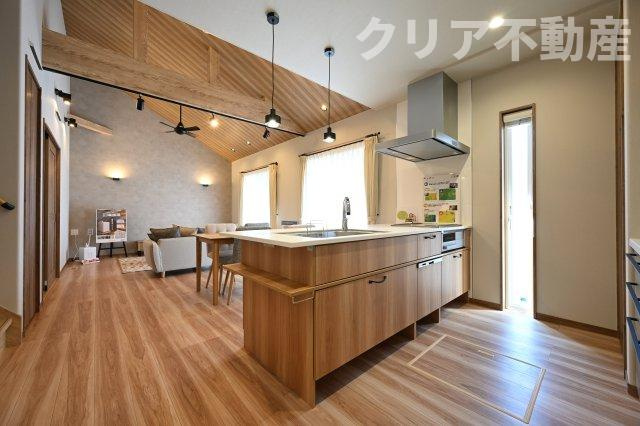 対面タイプならキッチン内にいながらご家族やお客様との会話が楽しめます