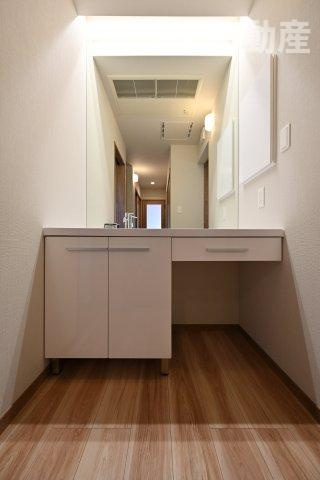 ワイドタイプの洗面台は家族並んで身支度できる広さがあります！