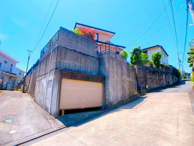 前面道路との高低差で通行人の視線が届きづらいプライベートな住空間が広がる5LDK戸建住宅！
