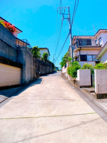 北東側約4.7m道路に面しています。周辺交通量少なく静かな住宅地が広がっています！