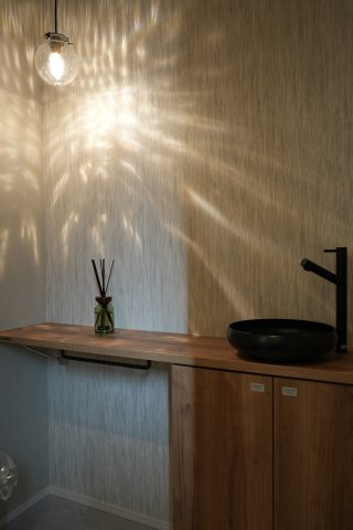 ライティングも美しい「個」の空間　落ち着いた空間に仕上げています。