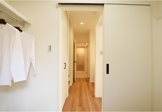 洗濯の一連の作業が1階で完結する、家事効率に配慮したプラン。室内・屋外それぞれに物干しスペースを確保し、天候や時間帯に左右されない快適な洗濯環境を実現します。