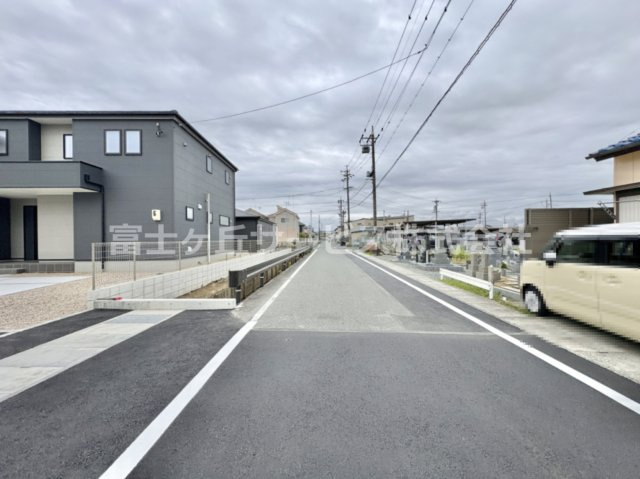 前面道路含む現地写真です