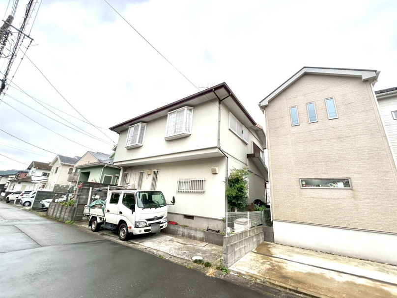 道幅が広い場所は日当たりや風通が良好です。幅が広いのですれ違いも可能ですし大きな車でも駐車可能！一方で、大型車が通ることも多くなるため交通量の増加により騒音に繋がります。また土地の値段が高くなります。