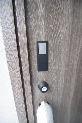 玄関扉はカードキー対応