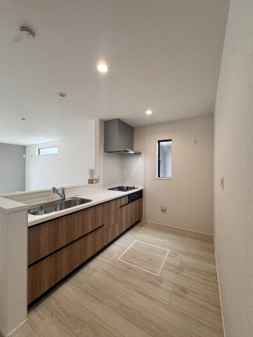 使い勝手が良くお手入れしやすいキッチンは作業スペースも広く換気窓もあり臭いの心配もなくなりますね。