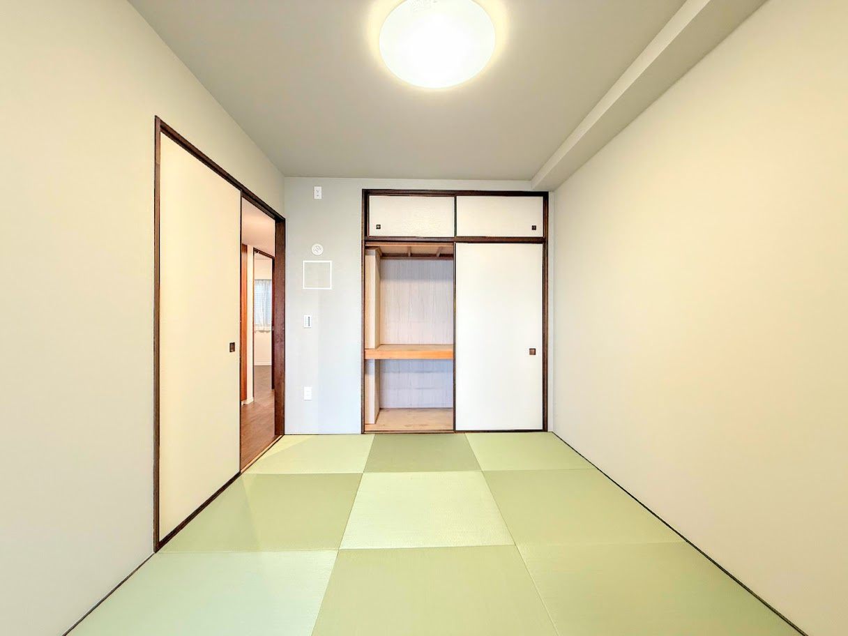 ◆室内はいつも明るい印象なので気持ちの良い朝を迎えられます。各部屋にはクローゼットを完備しており、収納が多いお家はすっきりして快適空間です。