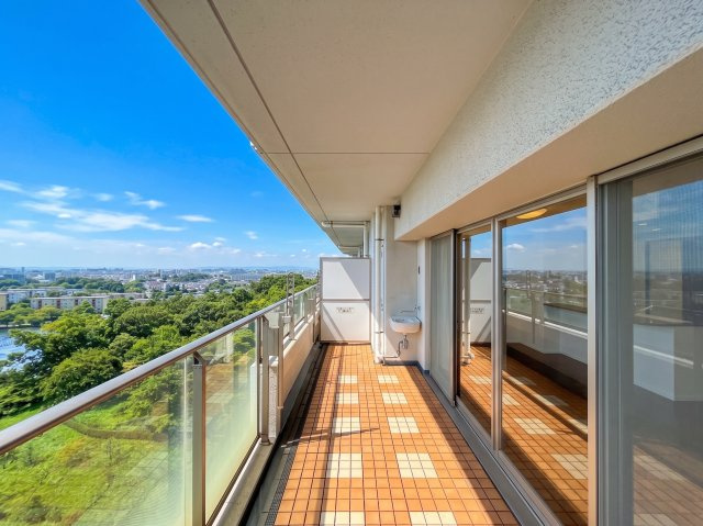 ◆広いバルコニーは寝室と子供部屋からアクセスできる2WAY動線。お布団も洗濯物もたくさん干せます！！