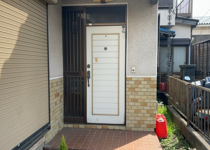 玄関は家の顔でもあり、家族以外の目にも止まる場所です。玄関は外との間を仕切る扉、靴などをしまっておく収納スペース、靴脱ぎのたたきスペース、来客とのやり取りをするドアホンなど複数のアイテムからなります。