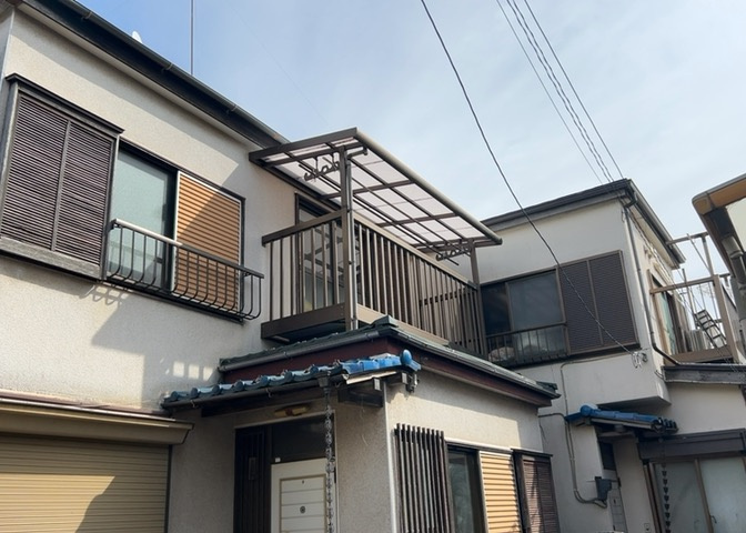 バルコニーは、室外の専用スペースのうち、「屋根がなく開放された空間」であるものを指します。ベランダより広いタイプのものが多く、日当たりもよいため家庭菜園などを楽しみたい人にとって適した環境となります。