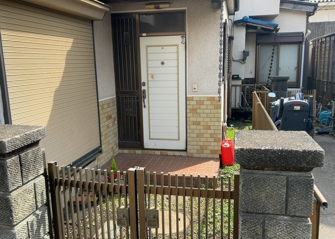 玄関ポーチにおいて最も重視すべきと言っても良いのが広さです。適切な広さの玄関ポーチでないと外見的なバランスは崩れてしまいますし、何より使いにくくなってしまいますので、現地で実際に下見をしてみましょう！