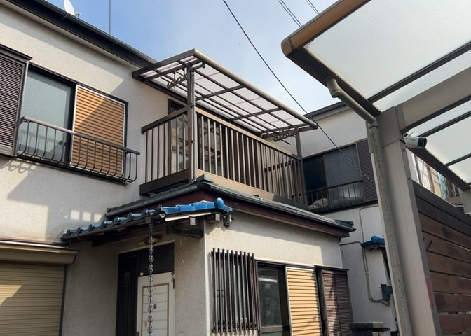 バルコニーは、建物内から室外へ楽に出入りできる便利なスペースです。また、バルコニーには手すりを付けることが義務付けられており、手すりの高さは110cm以上で施工することが建築基準法で定められています。
