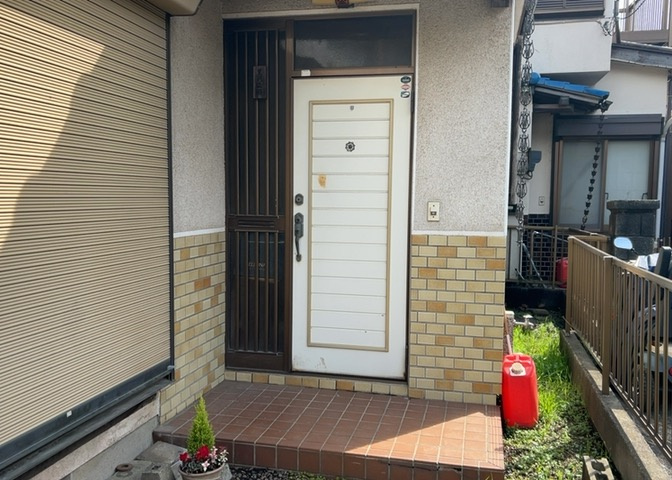 玄関は家の顔と言っても過言ではありません。現地を見学する際は玄関の広さや全体のバランスなどを見てみるといいでしょう。一般的なアプローチのしやすさだけではなく、お年寄りにも優しい設計のものだと安心です。