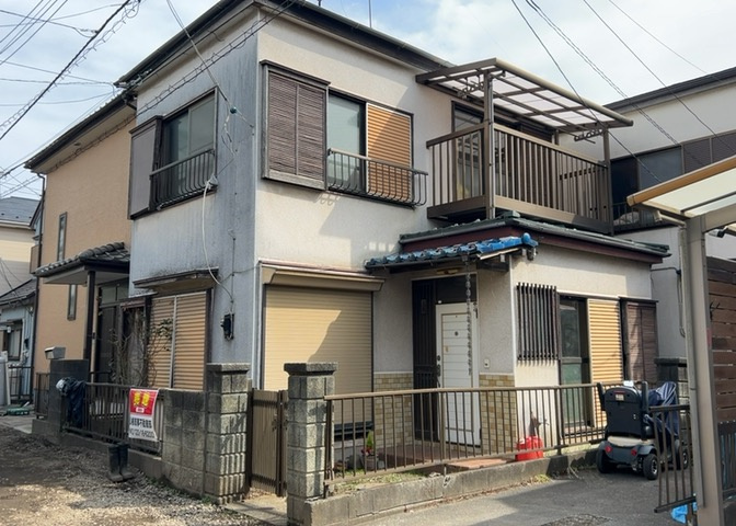 道幅が広い場所は日当たりや風通が良好です。幅が広いのですれ違いも可能ですし大きな車でも駐車可能！一方で、大型車が通ることも多くなるため交通量の増加により騒音に繋がります。また土地の値段が高くなります。
