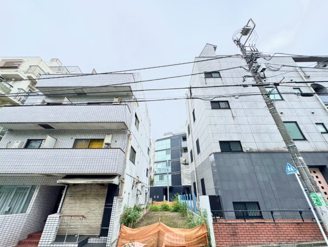 周囲の建物ボリュームを確認しやすいカット。店舗・事務所・住宅など、幅広い用途を想像できます。