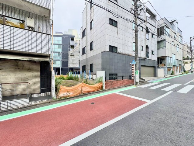 前面道路が広く、現地へのアプローチもすっきり。都心部でこの道路付けは、土地の印象を高めます。
