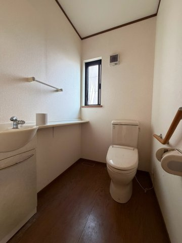 ゆったりしたトイレスペース。手洗いもあります。