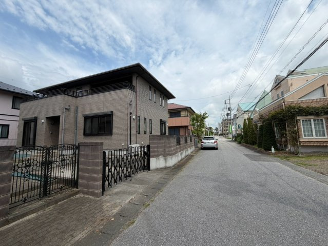 見通しが良く開放感のある前面道路です。視界を遮るものがないため、敷地内への入出庫がスムーズです。