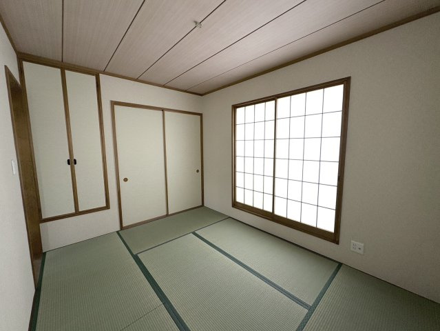 ごろ寝や読書にちょうどいい、くつろぎの和室スペース。