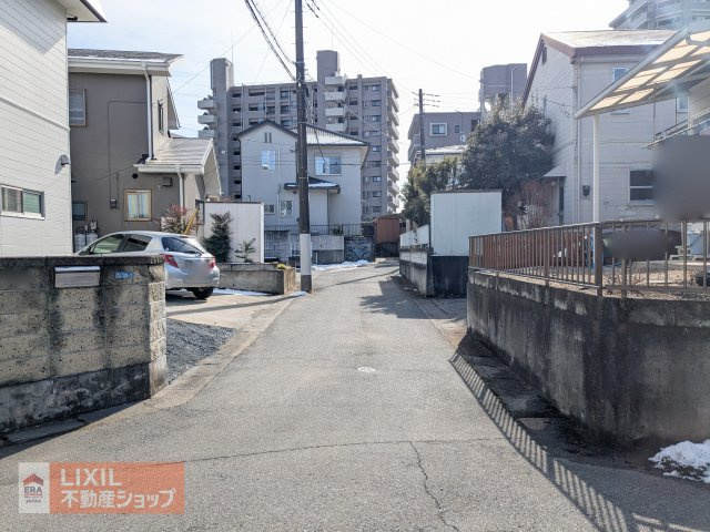 【前面道路／現地写真】是非、現地でマイカーの駐車感覚をお確かめになられてください。