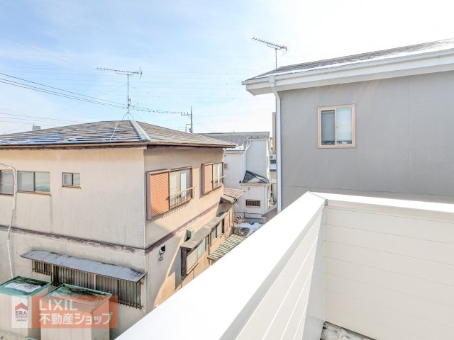 【建物からの眺望／現地写真】バルコニーからの景色です。ご覧の通り、隣接した建物との間隔もとれており、日当たりが良好なことが分かります。実際に現地で体感してください。