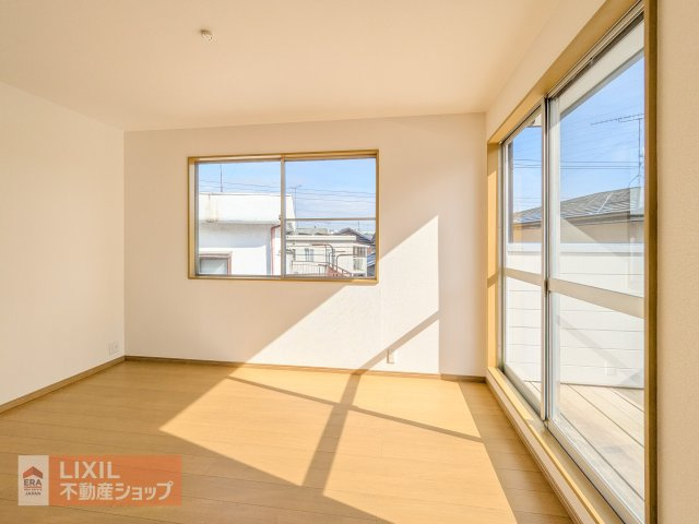 【寝室／現地写真】学習机、ベッドを設置すると、子供部屋としてはちょうど良いサイズかと思われます。バルコニーへ直接出入りができます。