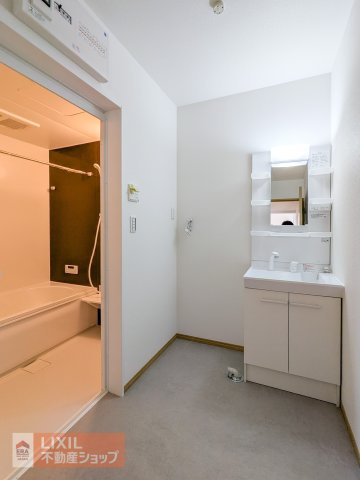【脱衣場／現地写真】浴室の前にございます脱衣場は、ゆったりとしています。脱衣場への目線対策として天井にロールスクリーンを設置するご提案もいたします。