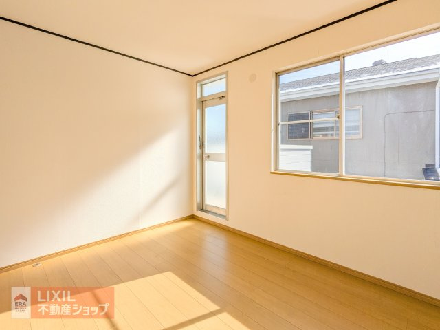 【洋室／現地写真】2階の洋室は、主寝室にピッタリです。南に面した窓により日当たり良好。バルコニーに直接出入りできます。