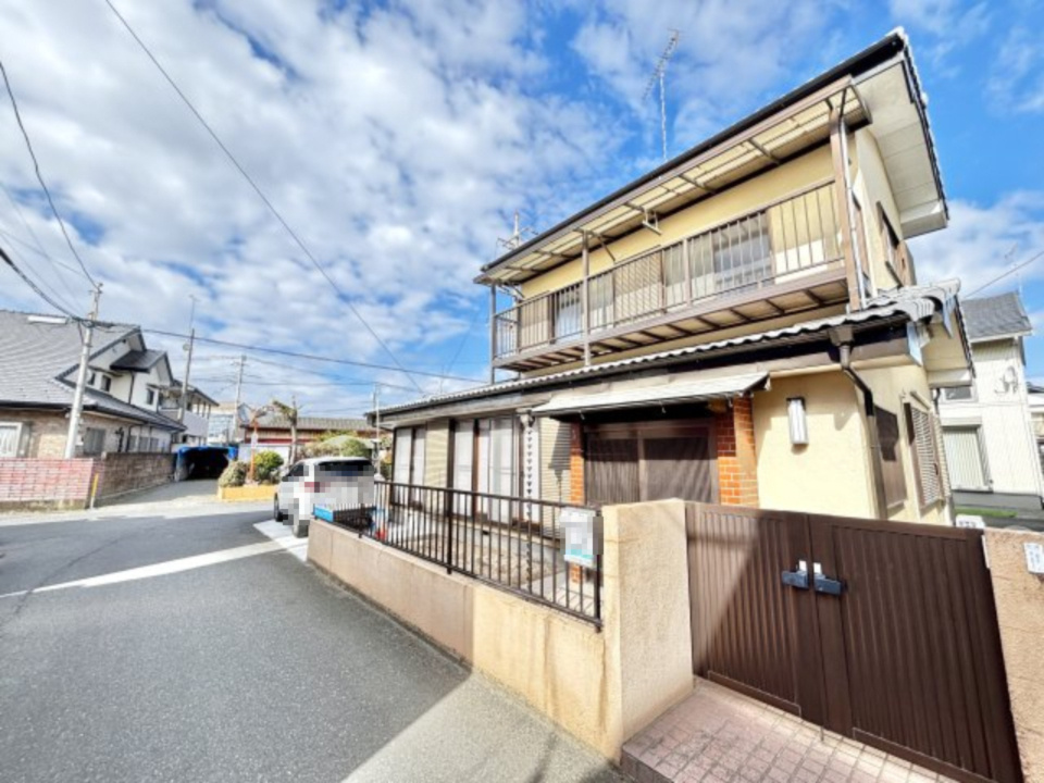 ■外観｜シンプルでいつまでも飽きのこないデザイン。住んでから何十年経っても時代の流行に流されず安心して住み続けられるおうちです。