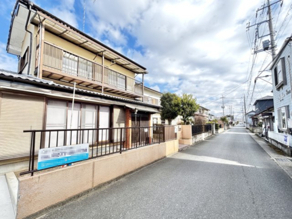 ■外観｜前面道路が広く見渡しが良いので、車の安全確認もばっちり！
