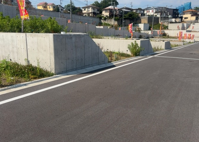 土地の形が極端に長細かったり、狭小地、あるいは道路との高低差がある傾斜地だった場合、後々売ろうとしても買い手がつかない場合もあります。後々、売却することになった時に価値の下がらない土地を選びましょう。