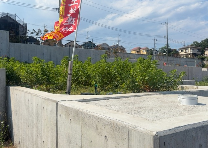 土地の面積＝住宅面積ではありません。建ぺい率の問題などで、土地のある場所によって住宅を建てられる面積は限られています。高さもしかり、「土地」という言葉の中には、建築条件も含まれると考えておきましょう。