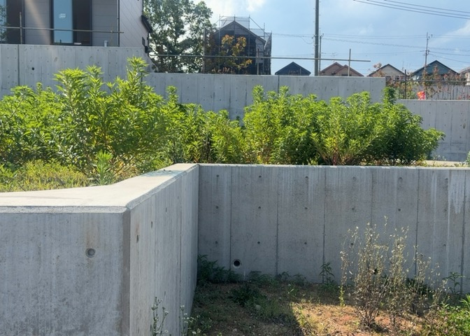 土地の前の道路に消火栓が設置されていることがあります。この場合、道路交通法第45条第1項により、駐車禁止の場所が指定されています。そのため、車庫などの駐車スペースをつくることができない場合があります。