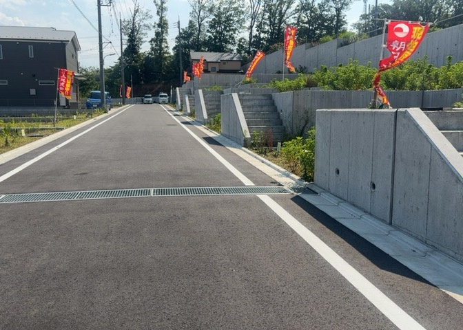 現地に行くなら、物件の周囲の地形がどうなっているかを見ることも大切です。周辺より低くなっている土地では、大雨などで水が集まりやすいため、地盤が弱くなっているということも考えられるため、注意が必要です。