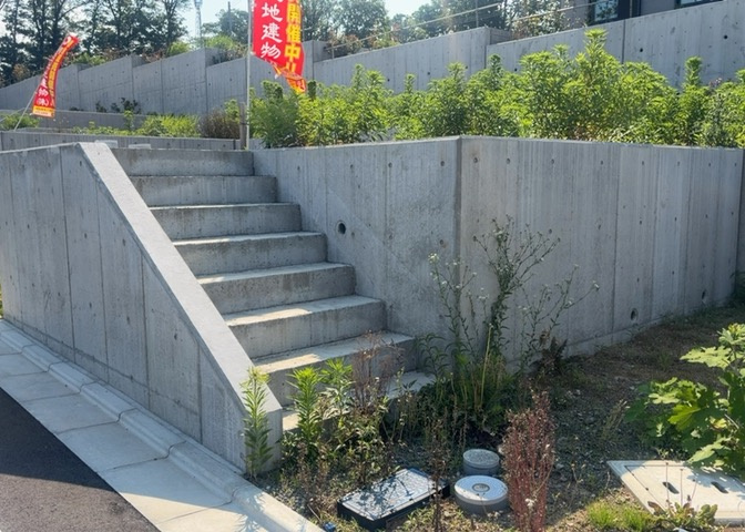 隣家の土地はどうなっているのか、生活利便施設が近くにあるのか、学校まで近いかなど、お客様のライフスタイルにあわせたイメージが重要です。また、近くにあると困る施設が近くにないかも確認するといいでしょう。