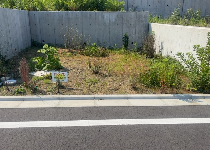 土地購入を検討されている場合、境界杭がない状態で購入してしまうと境界確定測量をする必要があり、費用がかかります。購入の前に、売主、隣土地所有者立ち合いのもと境界を確定し境界杭を設置するのがベストです。