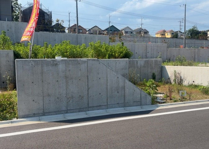 人が暮らすうえで日光は大切な要素となります。日当たりの良さは譲れないポイントですね。併せて近くに大きな建築物の建築予定がないか、あるいはそれが可能な土地が近くにないか事前に確認することもお勧めします。