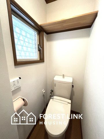 窓付きトイレで換気がしやすいです。