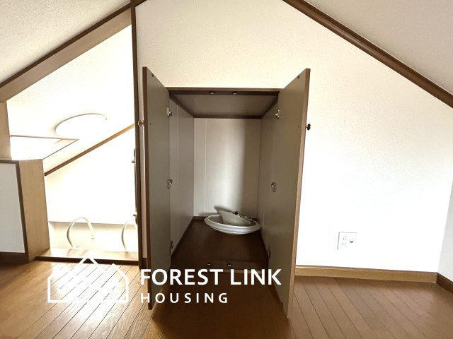 ロフトにも収納がついています。