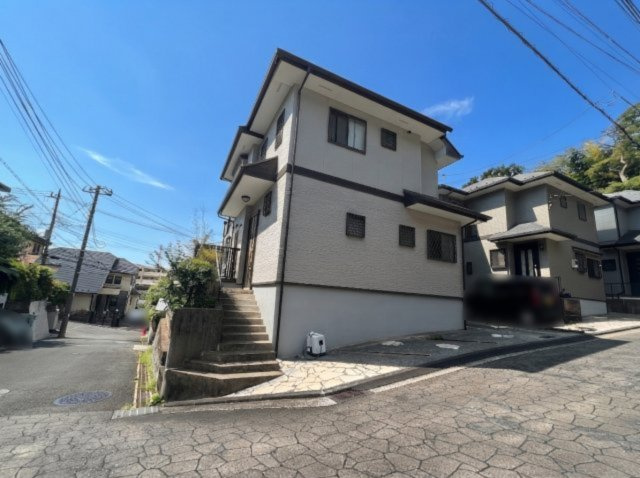 北東角地。5m道路（北側）6m道路（東側）に面しており、駐車もしやすく開放感のある角地です。