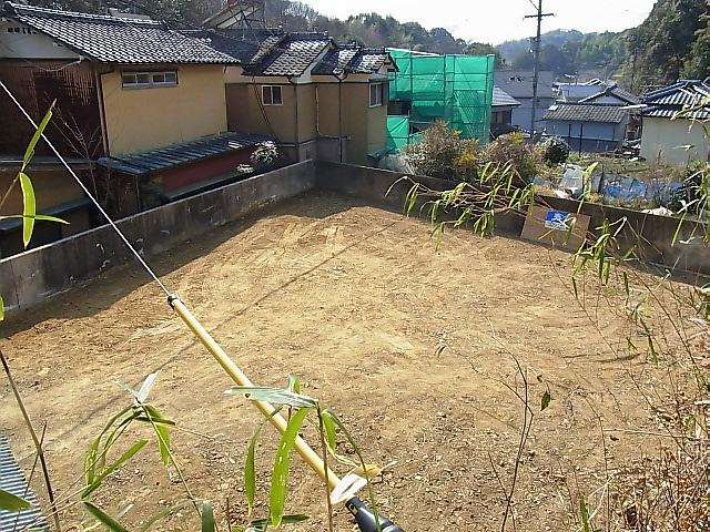 北東側の一段高い里道から敷地全体を撮影　陽当り良好
