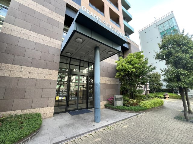 水辺の街並みに調和する外観