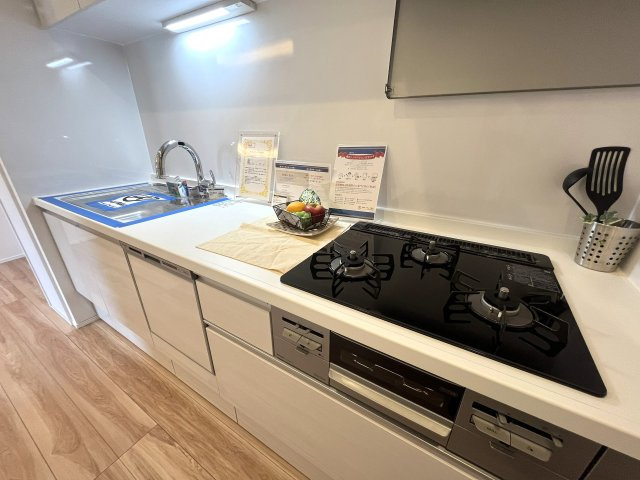 3口コンロ付きで料理も快適